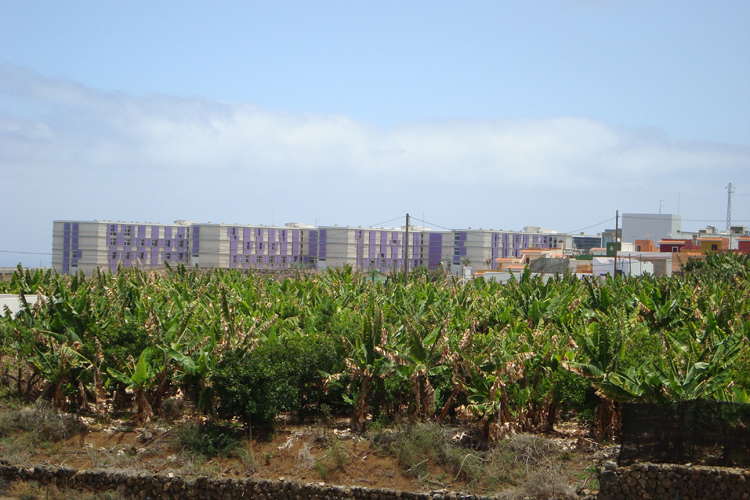 Vista general del Complejo Hospitalario del Norte de Tenerife desde la carretera principal