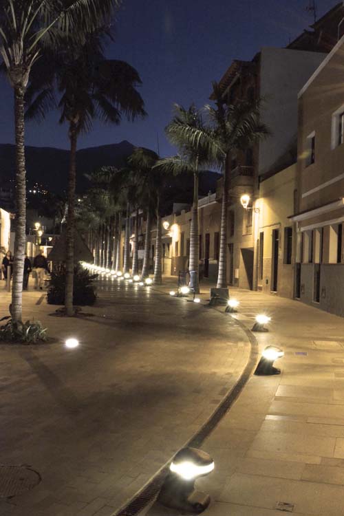 Vista nocturna con la iluminación  integrada en los norays que marcan el límite de la zona peatonal de la Calle Mequinez