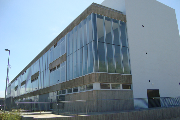 Vista de la fachada principal del Centro de Atención Especializada del Hospital del Norte