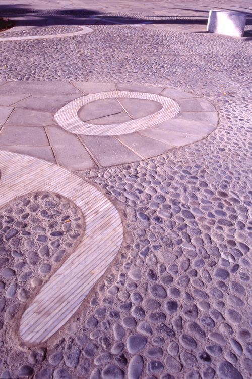 Detalle del pavimento de paseo de Colón realizado con distintas texturas de piedra y hormigón