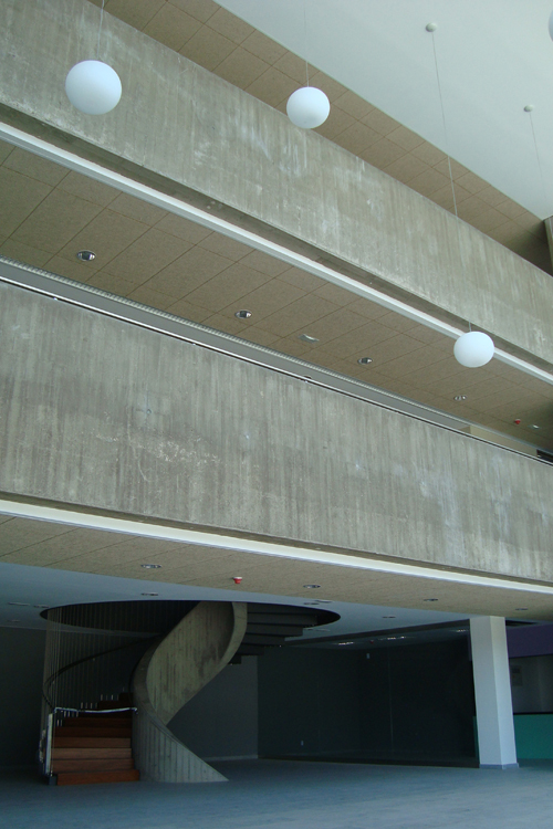 Vista del hall de triple altura donde se ve la escalera de caracol de fondo en el Hospital del Norte