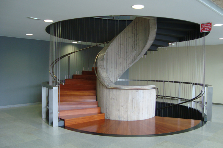 Detalle de la escalera de caracol en la primera planta del Hospital del Norte